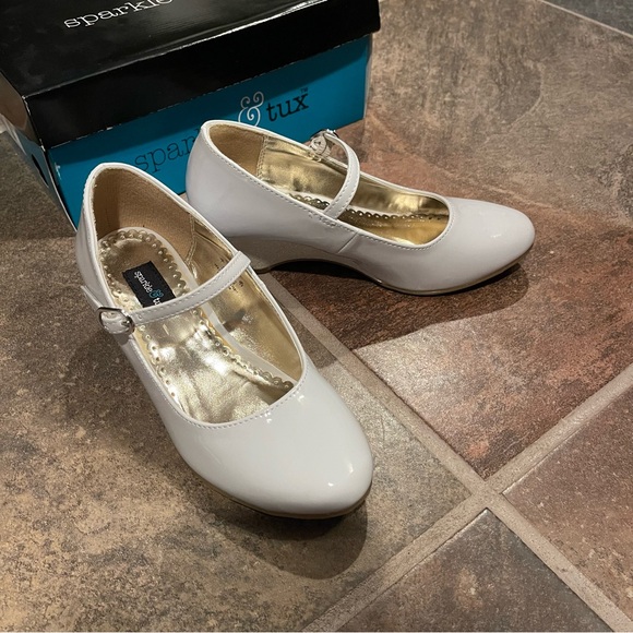 BUNDLE Girls white dress shoes with 2 pairs of socks and box - Picture 8 of 13